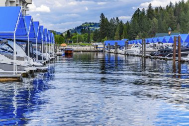 Mavi kapakları Boardwalk Marina Piers tekne yansıma göl Coeur d