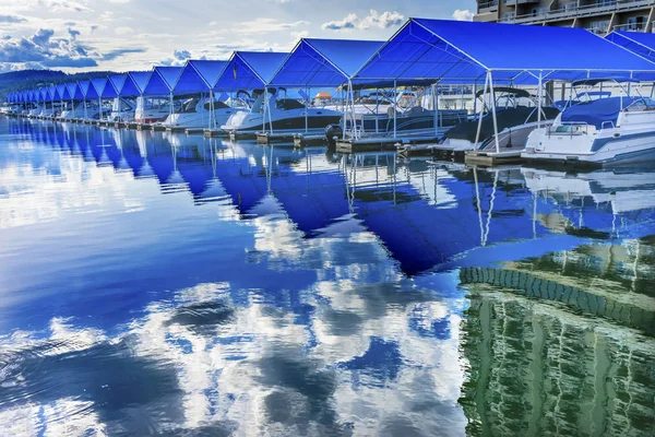 Resort Blue täcker strandpromenaden Marina bryggor båtar speglar Lake — Stockfoto