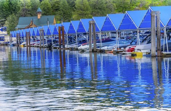 Blue täcker strandpromenaden Marina bryggor båtar speglar Lake Coeur d — Stockfoto