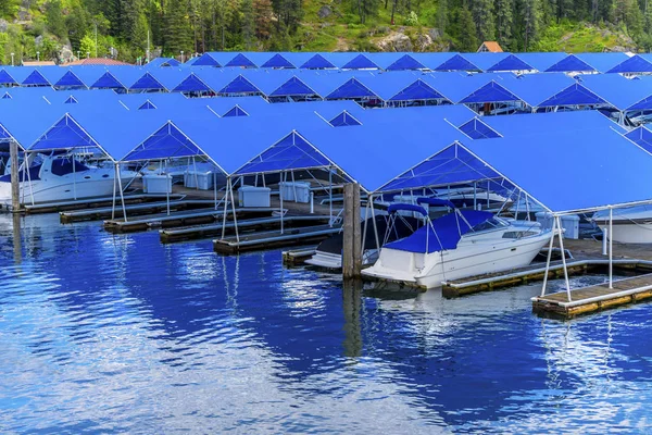 Blue täcker strandpromenaden Marina bryggor båtar speglar Lake Coeur d — Stockfoto