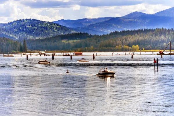 Snelheid huis boten reflectie Lake Coeur d' Alene Idaho — Stockfoto
