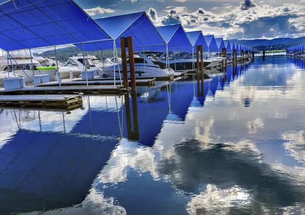 Niebieski obejmuje Boardwalk Marina Piers łodzi Reflection Jezioro Coeur d — Zdjęcie stockowe