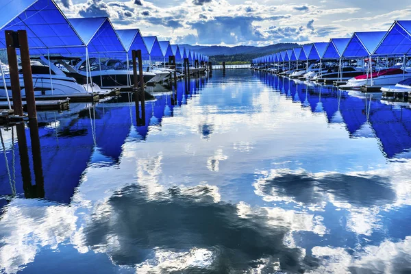 Niebieski obejmuje Boardwalk Marina Piers łodzi Reflection Jezioro Coeur d — Zdjęcie stockowe