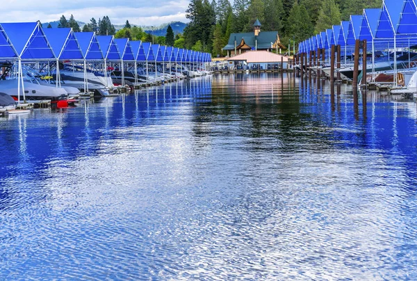 Mavi kapakları Boardwalk Marina Piers tekne yansıma göl Coeur d — Stok fotoğraf