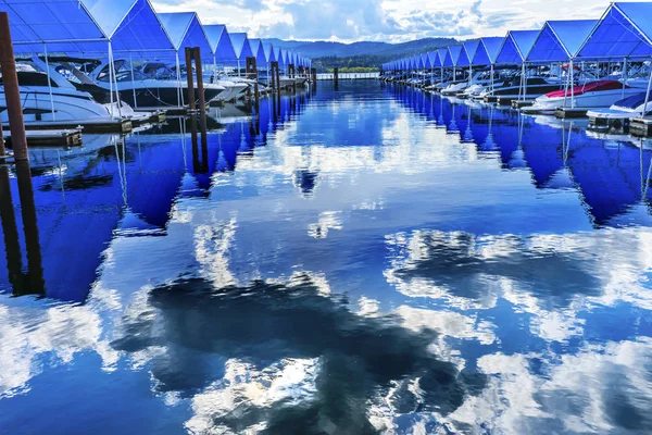 Blue täcker strandpromenaden Marina bryggor båtar speglar Lake Coeur d — Stockfoto