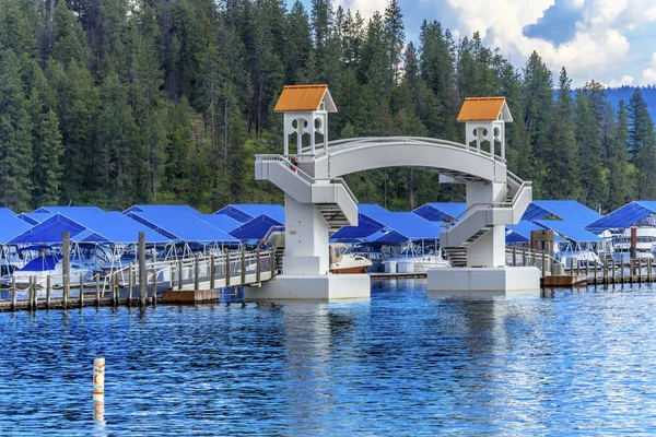 Walking Bridge blå täcker strandpromenaden Marina bryggor båtar Reflecti — Stockfoto