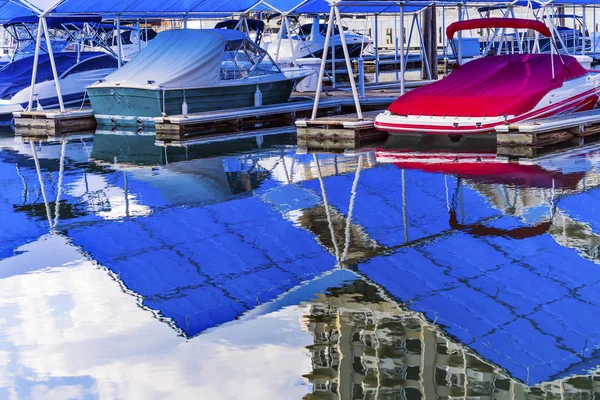 Mavi kapakları Boardwalk Marina Piers tekne yansıma göl Coeur d — Stok fotoğraf