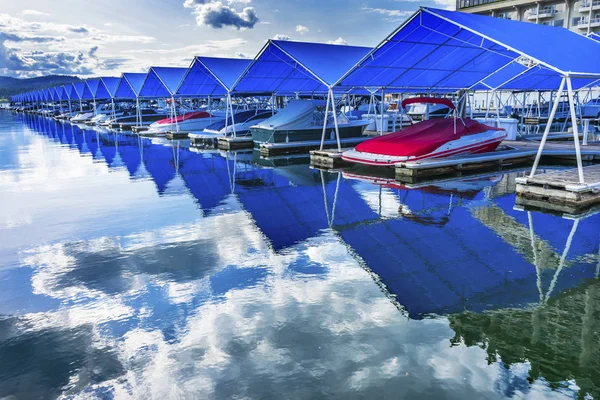 Δ Κέρ μπλε καλύπτει Boardwalk Μαρίνα προβλήτες σκαφών αντανάκλαση λίμνης — Φωτογραφία Αρχείου