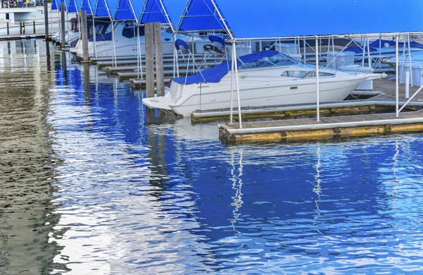 Δ Κέρ μπλε καλύπτει Boardwalk Μαρίνα προβλήτες σκαφών αντανάκλαση λίμνης — Φωτογραφία Αρχείου