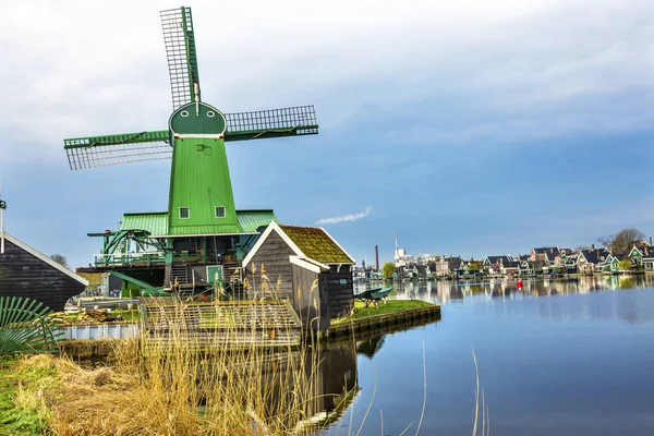 Molinos de viento de madera Industria moderna Zaanse Schans Village Holanda Países Bajos — Foto de Stock