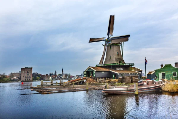 Molino de viento de madera Zaanse Schans Village Holland Nethelrands — Foto de Stock