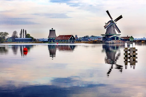 Molino de viento de madera Zaanse Schans Village Holanda Países Bajos — Foto de Stock