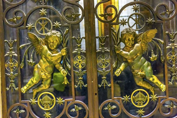 Saint Peter's Basilica aniołów bramy Rzym Watykan Włochy — Zdjęcie stockowe