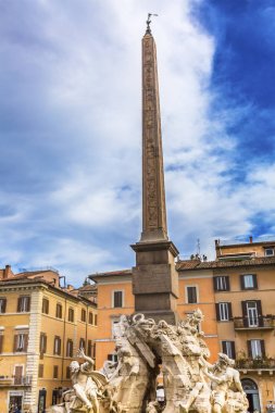 Piazza Navona Bernini Çeşmesi Dikilitaş Roma İtalya 