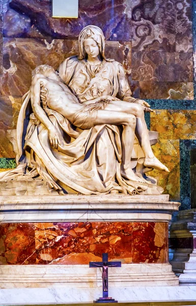 Michaelangelo Pieta krzyż Saint Peter's Basilica Rzym Watykan Włochy — Zdjęcie stockowe