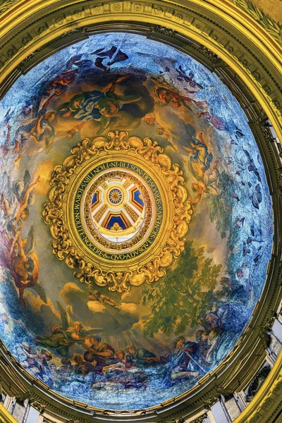 Ватикан украшает золотом купол собора в Риме Италия — стоковое фото