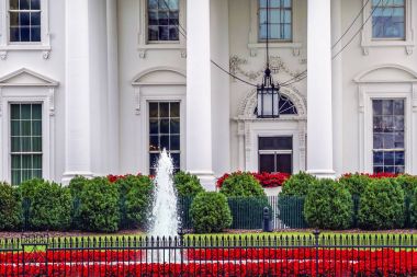 Beyaz Saray kapı kırmızı çiçekler Pennsylvania Ave Washington Dc