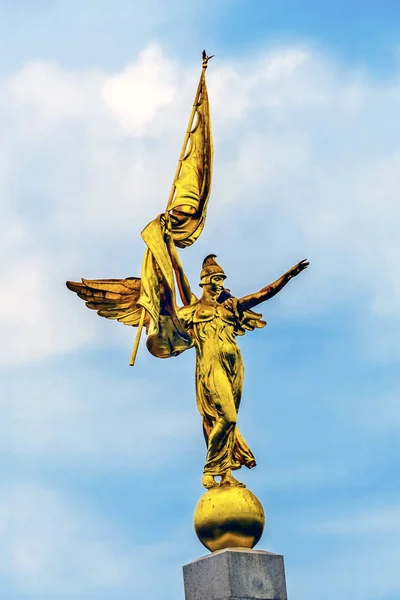 Мемориал армии Статуи Победы "Золотое крыло" — стоковое фото