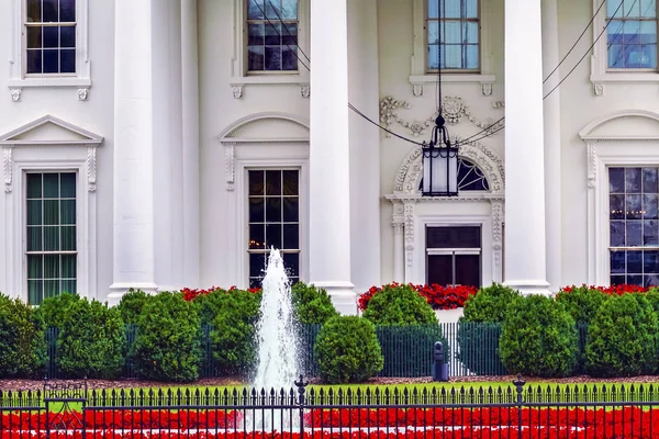 Vita huset dörren röda blommor Pennsylvania Ave Washington Dc — Stockfoto