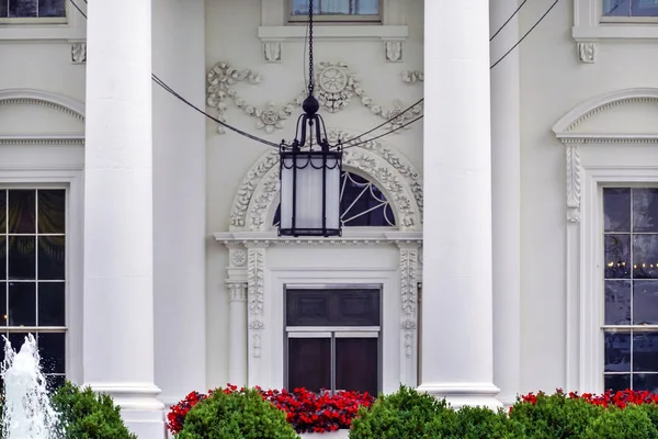 Vita huset dörren röda blommor Pennsylvania Ave Washington Dc — Stockfoto