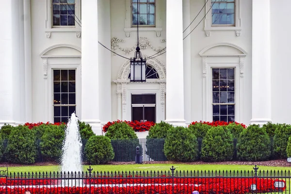 Witte huis deur rode bloemen Pennsylvania Ave Washington Dc — Stockfoto