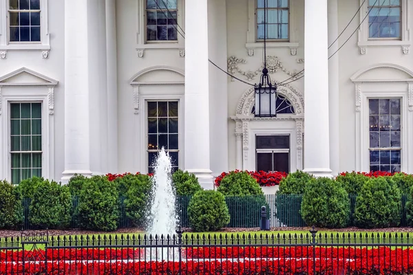 Beyaz Saray kapı kırmızı çiçekler Pennsylvania Ave Washington Dc — Stok fotoğraf