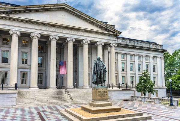 Estátua de Albert Gallatin Bandeira dos EUA Departamento do Tesouro dos EUA Washington — Fotografia de Stock