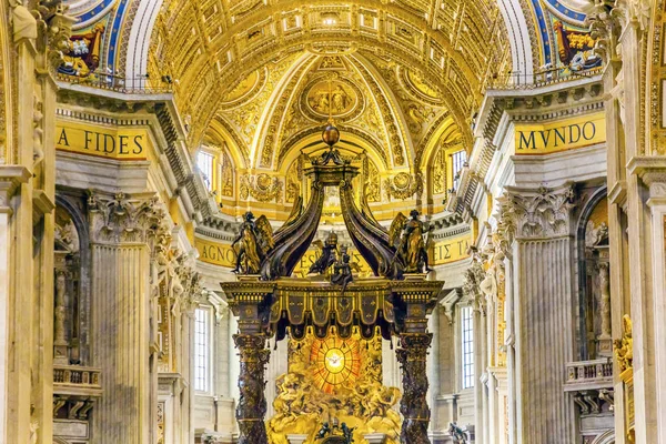 Saint Peter's Basilica Bernini Baldacchino kutsal ruh Vatikan Roma İtalya