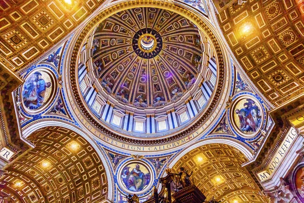 Michelangelo kuppel der basilika des heiligen peter vatican rom italien — Stockfoto