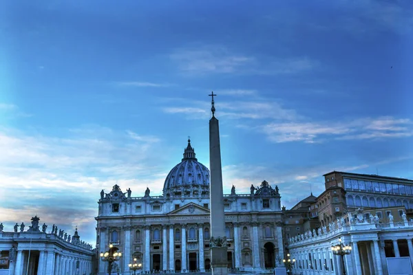 Basílica de San Pedro Cúpula Estatuas Obelisco Vaticano Roma Italia —  Fotos de Stock