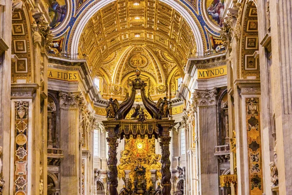 Saint Peter's Basilica Bernini Baldacchino kutsal ruh Vatikan Roma İtalya