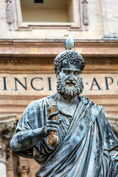 Saint Peter sleutels standbeeld Seagull Vaticaan Rome Italië — Stockfoto