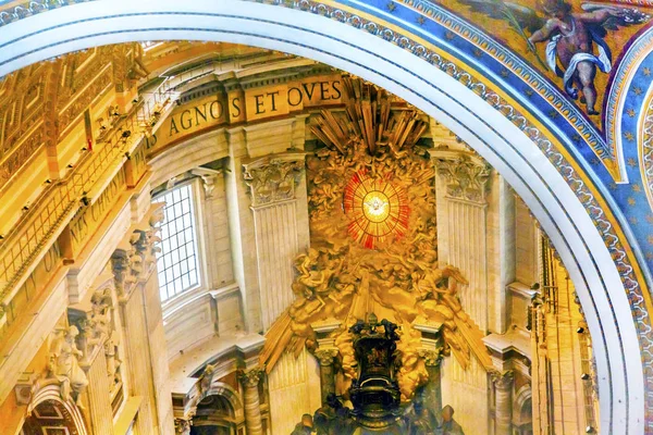 Престолу Bernini Святого Духа Святого Петра базиліки Ватикан Римі Італія — стокове фото