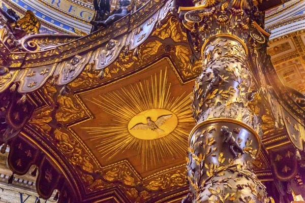 Saint Peter's Basilica Bernini Baldacchino kutsal ruh Vatikan Roma İtalya