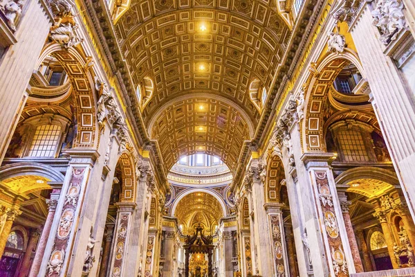 Saint Peter's Basilica nawy Watykan Rzym Włochy — Zdjęcie stockowe