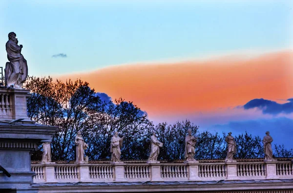 聖人の彫像屋根日没聖ペテロの屋根バチカン ローマ イタリア — ストック写真