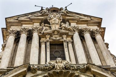 Heykeller Ss Vincenzo E Anastasio kilise bazilika kubbe Trevi Roma İtalya