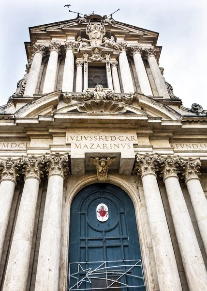 Dør SS Vincenzo E Anastasio kirke Basilica Dome Trevi Roma Italia – stockfoto