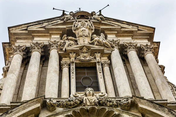 Estatuas SS Vincenzo E Iglesia de Anastasio Basílica Domo Trevi Roma Italia — Foto de Stock