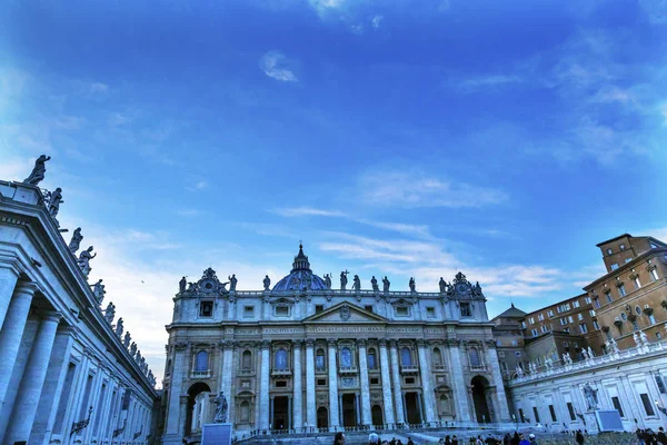 Saint Peter's Basilica kubbe heykellere Vatikan Rome İtalya — Stok fotoğraf