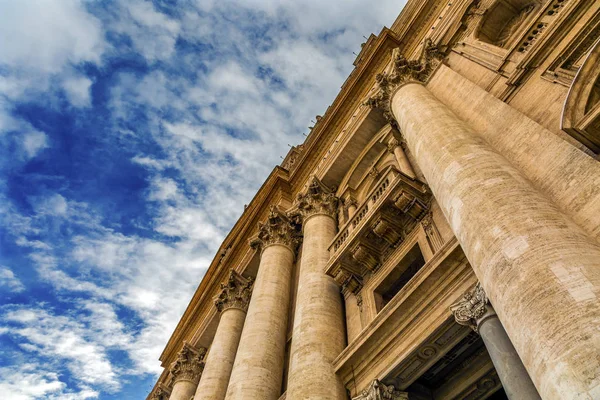 Cephe Aziz Petrus Bazilikası'na heykeller Vatikan Roma İtalya 