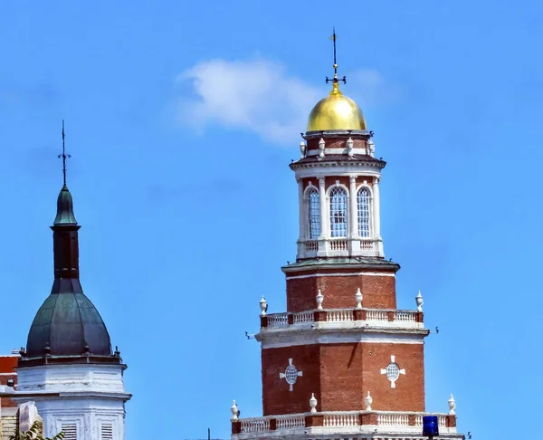 Golden Clock Tower Residential College Universidad de Yale New Haven Connecticut —  Fotos de Stock