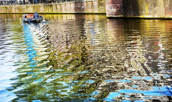 Riflessione barca Singel Canal Amsterdam Olanda Olanda — Foto Stock