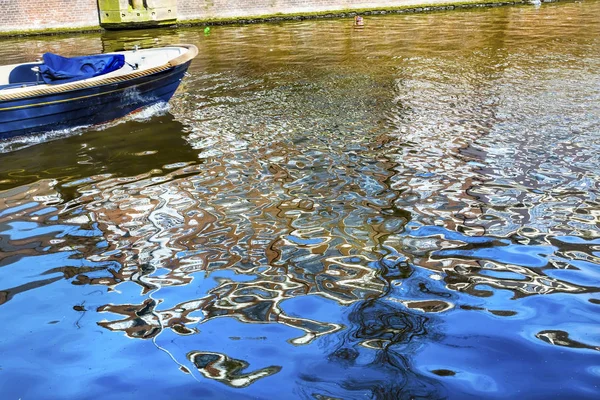 蓝色小船反射辛格尔运河阿姆斯特丹荷兰荷兰 — 图库照片