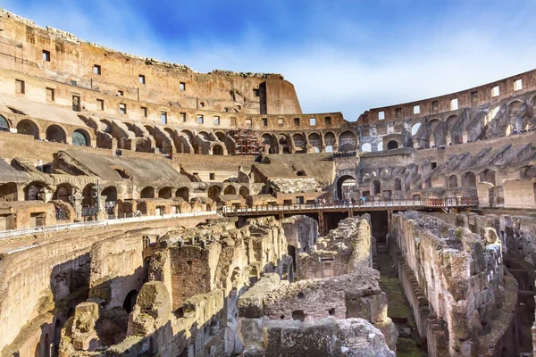 Colosseum amfitheater keizerlijke Rome Italië — Stockfoto
