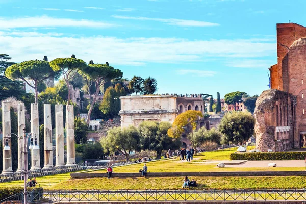 Paseo al Foro Romano Columnas Arco de Tito Roma Italia — Foto de Stock