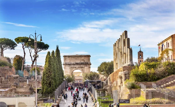 Roma Forumu sütunları Titus Arch Roma İtalya için yürüyüş — Stok fotoğraf