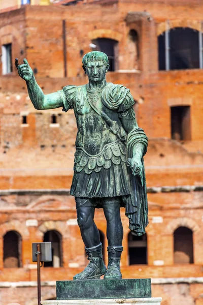 Статуя Цезаря Августа Статуя Траяна Рынок Рим Италия — стоковое фото