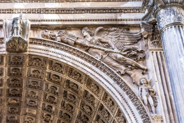 Taş melek Septimius Severus kemer Roma Forumu Roma İtalya 