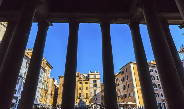 Pantheon sloupce Della Porta fontána Piazza Rotunda Řím Itálie — Stock fotografie